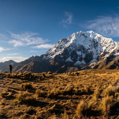 Blick auf den schneebedeckten Nevado Salkantay auf 6.271 Metern mit Trekkern auf dem Weg zum Salkantay-Pass