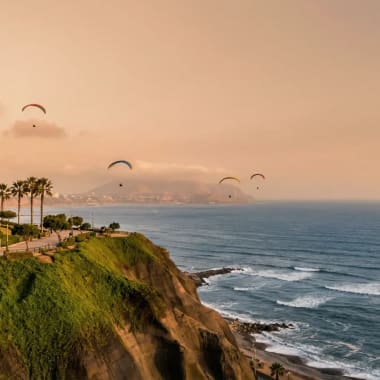 Lima Peru — Panoramablick über die Klippen von Miraflores mit dem Pazifik im goldenen Abendlicht
