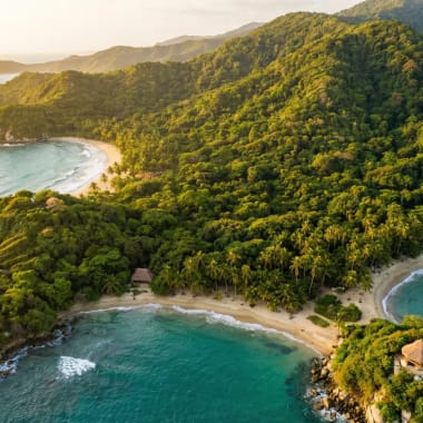 Dichter Regenwald trifft auf tuerkisblaue Karibikbuchten im Tayrona-Nationalpark — Kolumbien Nationalparks