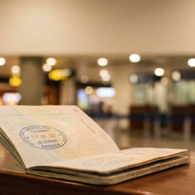 Reisepass mit kolumbianischem Einreisestempel am Flughafen Bogota El Dorado — Einreise Kolumbien fuer deutsche Reisende