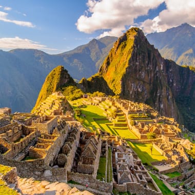 Machu Picchu, eine alte Inka-Stadt hoch in den peruanischen Anden mit Terrassen und Steingebäuden.