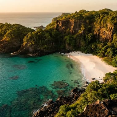 Kristallklares türkisfarbenes Wasser und Felsformationen der Baía do Sancho auf Fernando de Noronha
