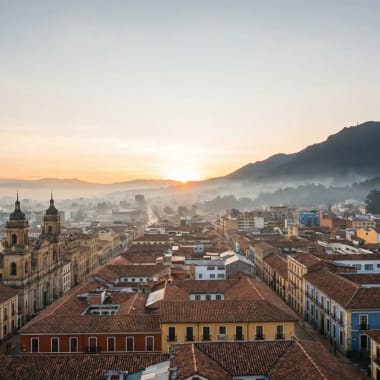Bogotá Sightseeing — Panoramablick über die bunten Kolonialdächer von La Candelaria mit den Anden im Morgennebel
