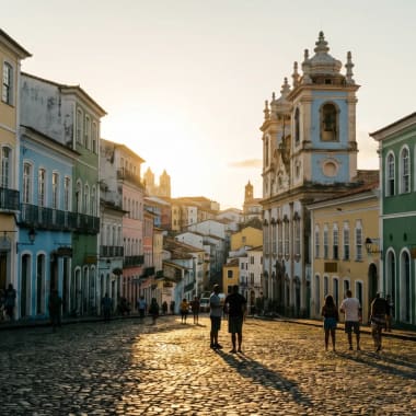 Bunte Kolonialfassaden und Kopfsteinpflastergassen im UNESCO-Welterbe Pelourinho in Salvador de Bahia im goldenen Licht der Abendsonne
