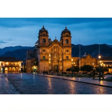 Plaza de Armas in Cusco zur blauen Stunde mit beleuchteter Kathedrale und Anden im Hintergrund