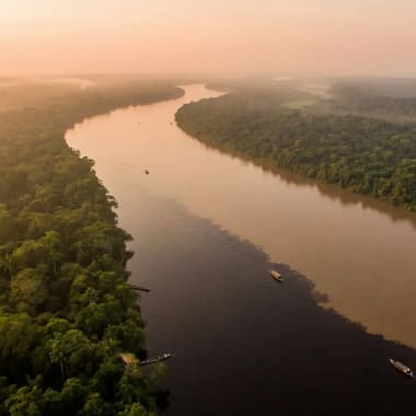 Luftaufnahme der Begegnung der Wasser bei Manaus — der schwarze Rio Negro trifft auf den sandfarbenen Rio Solimoes, ohne sich zu vermischen