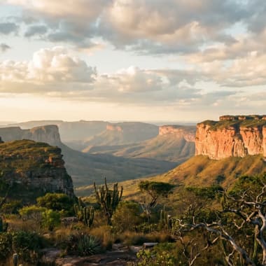 Panoramablick vom Morro do Pai Inácio über die Tafelberge der Chapada Diamantina in Bahia im warmen Abendlicht