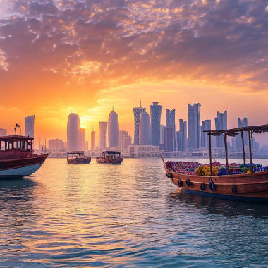 Bunte Boote, die bei Sonnenuntergang auf der Bucht von Doha treiben, mit Skyline im Hintergrund.