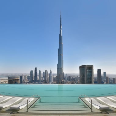Aussicht auf die Skyline von Dubai mit dem Burj Khalifa vom Dachpool.