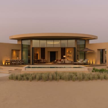 Moderne Wüstenvilla im Bab Al Shams Desert Resort mit warmer Außenbeleuchtung, einem zentralen Pool, Liegestühlen und umgebender Wüstenlandschaft bei Dämmerung.