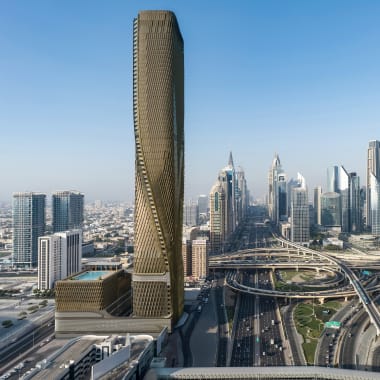 Eine moderne Skyline mit einem gedrehten Wolkenkratzer und umliegenden Hochhäusern entlang der Sheikh Zayed Road in Dubai.