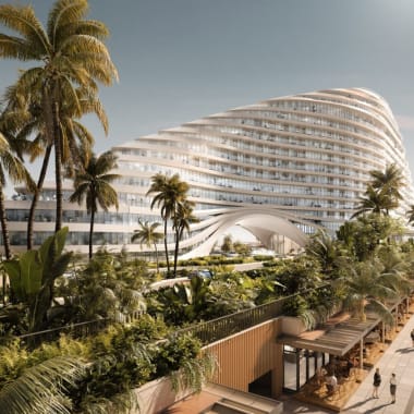 Ein luxuriöses Hotel mit modernem, geschwungenem Design, umgeben von Palmen in der Nähe eines Yachthafens.