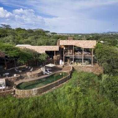 Hauptbereich der Singita Faru Faru Lodge inmitten der grünen Wildnis