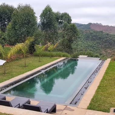 Infinity-Edge Pool mit Blick in die Ferne