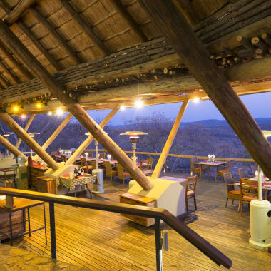 Ongava Lodge Terrasse mit Blick auf den Park