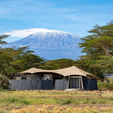 Aussenansicht einer Suite im Angama Amboseli Camp mit dem Kilimanjaro Berg im Hintergrund
