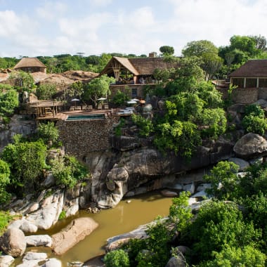 Der Hauptbereich der Mwiba Lodge direkt an einem Fluss gelegen