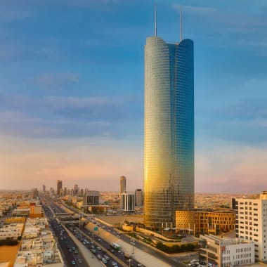 Eine Außenansicht des Marriott Burj Rafal in Riad bei Sonnenuntergang oder Sonnenaufgang