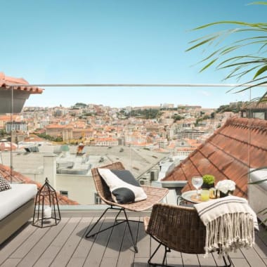 Gemütliche Lounge im Freien auf einer Dachterrasse mit Blick auf die Stadt, mit Sofas, Stühlen und Tischdekoration.
