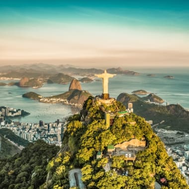 Luftaufnahme von Rio de Janeiro mit der Christus-Statue auf dem Corcovado-Gipfel, die die Bucht überblickt.