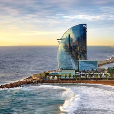 Panoramablick auf das W Hotel in Barcelona mit seiner Strandlage und moderner Architektur.