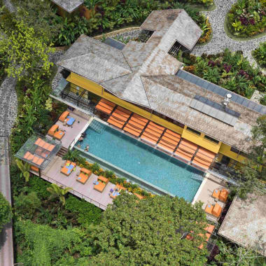 Luftaufnahme des Nayara Springs Resorts mit Hauptgebäude, Pool und umgebender üppiger Vegetation in Costa Rica.