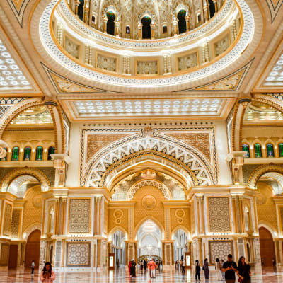 Innenansicht des Qasr Al Watan Palastes in Abu Dhabi mit ornamentaler goldener Dekoration und hohen Decken.