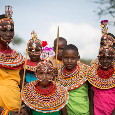 Mehrere afrikanische Leute mit einer traditionellen bunten Kleidung