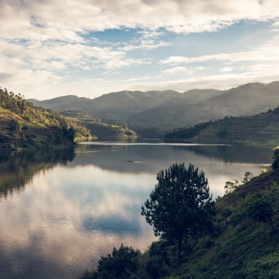 Lake Mutanda mit wolkenbedecktem Himmel