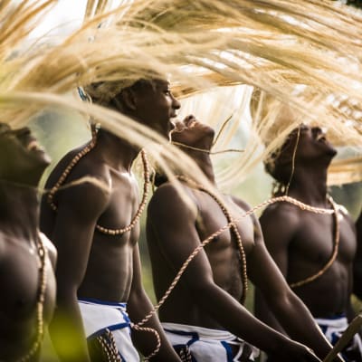 Afrikanische Maenner fuehren einen traditionellen Tanz auf