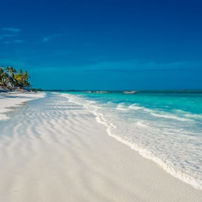 Weisser Strand und rechts der Indische Ozean