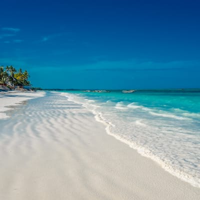 Weisser Sandstrand und ein türkisblaues Meer