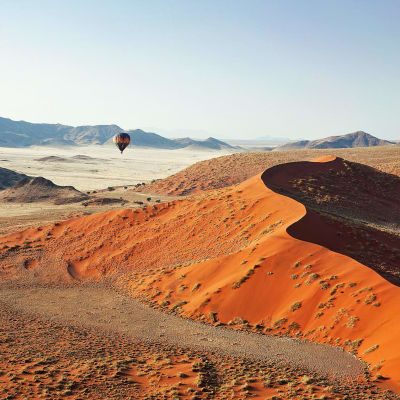 Dünenlandschaft mit Heißluftballon