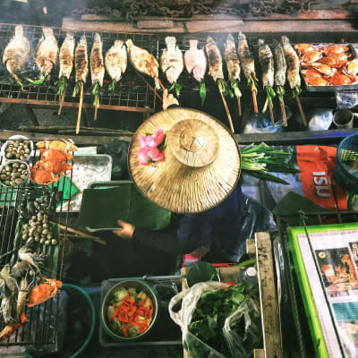 Straßenimbiss in Bangkok, Thailand mit gegrilltem Fisch, Meeresfrüchten und Gemüse.