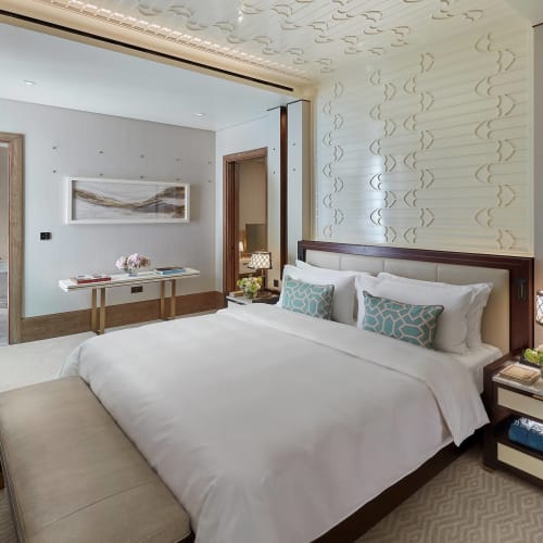 Luxuriöse Hotell Suite mit großem Bett, dekorativen Kissen und modernem Dekor in einem gehobenen Hotel.