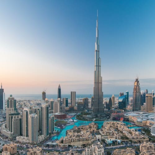 Panoramablick auf die Dubai-Wolkenkratzer-Skyline mit dem Burj Khalifa im Hintergrund bei Sonnenuntergang.