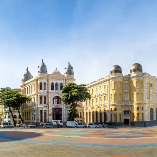 Historische Gebäude in Recife, Brasilien, mit klassischer Architektur und lebendigen Farben entlang der Straße.