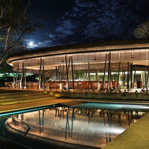 Nachtansicht eines Außenpools und Pavillons mit warmem Licht in Costa Rica, unter einem Sternenhimmel.
