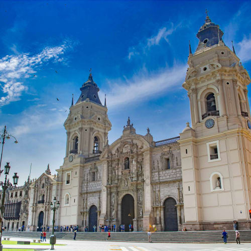 Die Kathedrale von Lima mit ihrer prächtigen Architektur und den beiden Türmen unter klarem blauen Himmel.