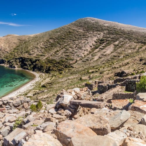 Antike Chincana-Ruinen auf einem felsigen Hang mit Blick auf den Titicacasee in Bolivien.