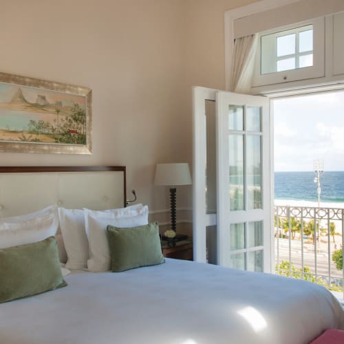 Luxuriöses Hotelzimmer mit Blick auf den Ozean vom Balkon in Rio de Janeiro, Brasilien.