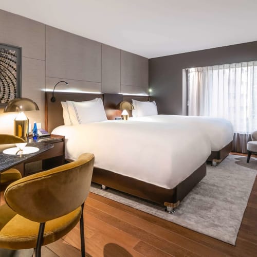 Ein modernes Hotelzimmer mit großem Bett, Sitzecke und zeitgenössischer Dekoration im Sofitel Bogota Victoria Regia.