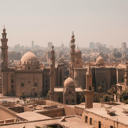 Ein Panoramablick auf Kairo mit traditionellen Moscheen und der Stadthintergrund.