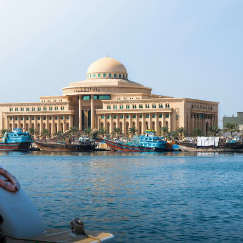 Das Kulturpalast von Sharjah mit Booten am Wasser in Sharjah, VAE.