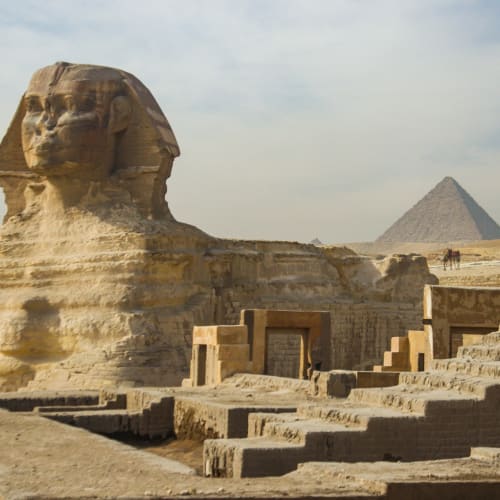 Antike ägyptische Sphinx und Pyramiden bei Gizeh, mit Treppen im Vordergrund.