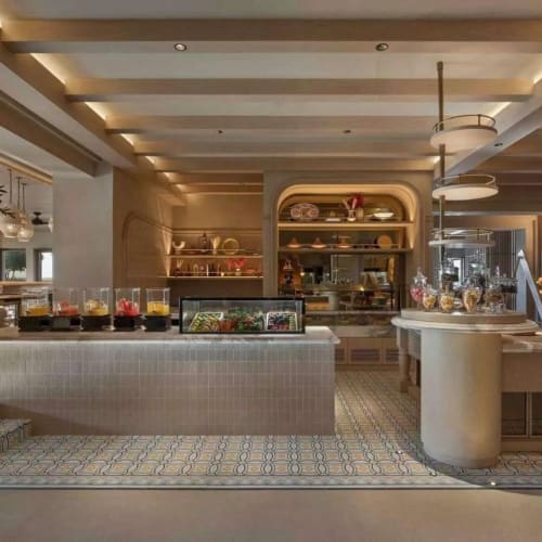 Eleganter Hotelbuffetbereich mit einer Auswahl an Getränken und Gebäck in einem modernen, hellen Raum.