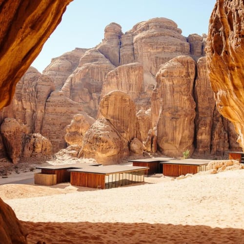 Ausblick auf das Habitas Alula Resort in einer Wüstenlandschaft mit Sandsteinformationen.