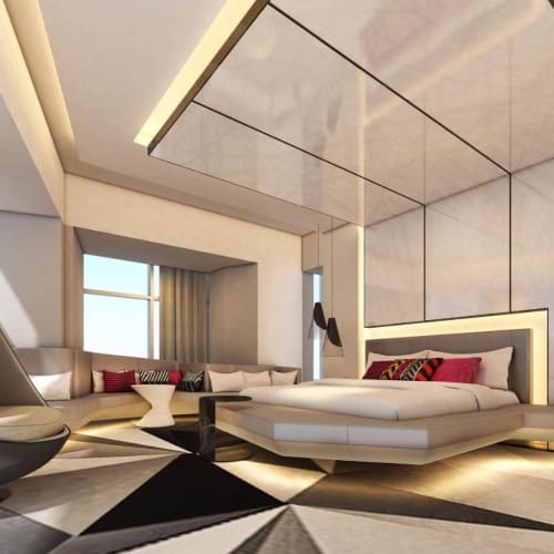 Luxuriöses Hotelzimmer mit modernem Design, großem Bett, bunten Kissen und einzigartigem Sitzbereich mit einer geschwungenen Stuhl.