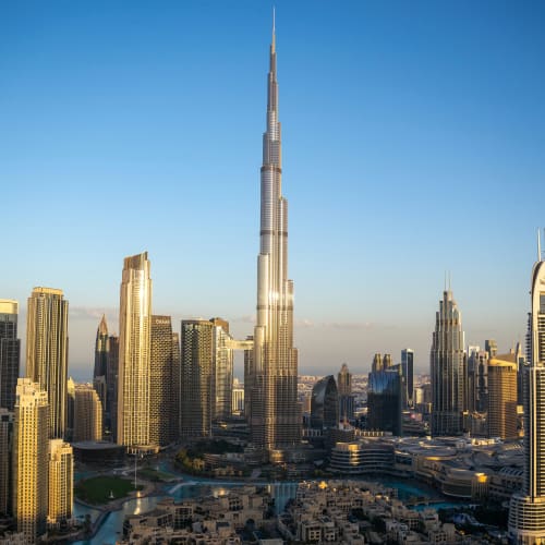 Die Skyline von Dubai mit dem Burj Khalifa im Mittelpunkt am Tag bei Sonnenschein.