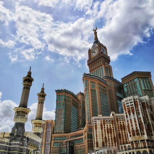 Die Abraj Al Bait Türme, auch bekannt als der Makkah Royal Clock Tower, in Jeddah mit bewölktem Himmel darüber.